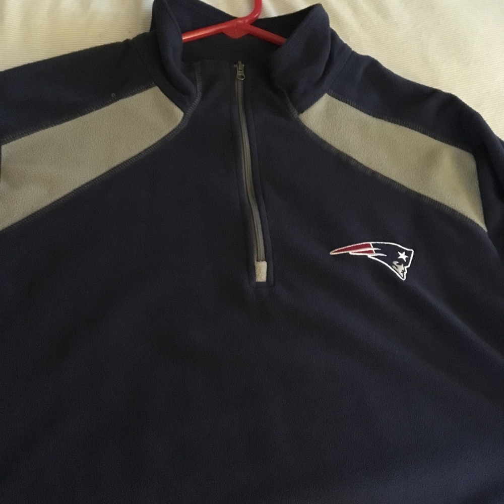 Men’s Patriots half zip size large